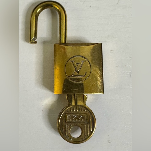 Louis Vuitton rare 225 Gold Lock and Key Set - Picture 1 of 2